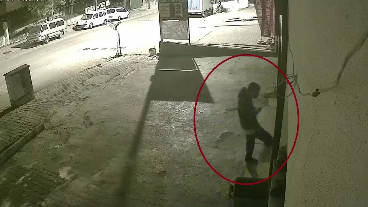 SİİRT'TE AYAKTA DURAMAYAN ALKOLLÜ ŞAHSIN İŞ YERİNİ TEKMELEYEREK KIRDIĞI ANLAR GÜVENLİK KAMERASINA...