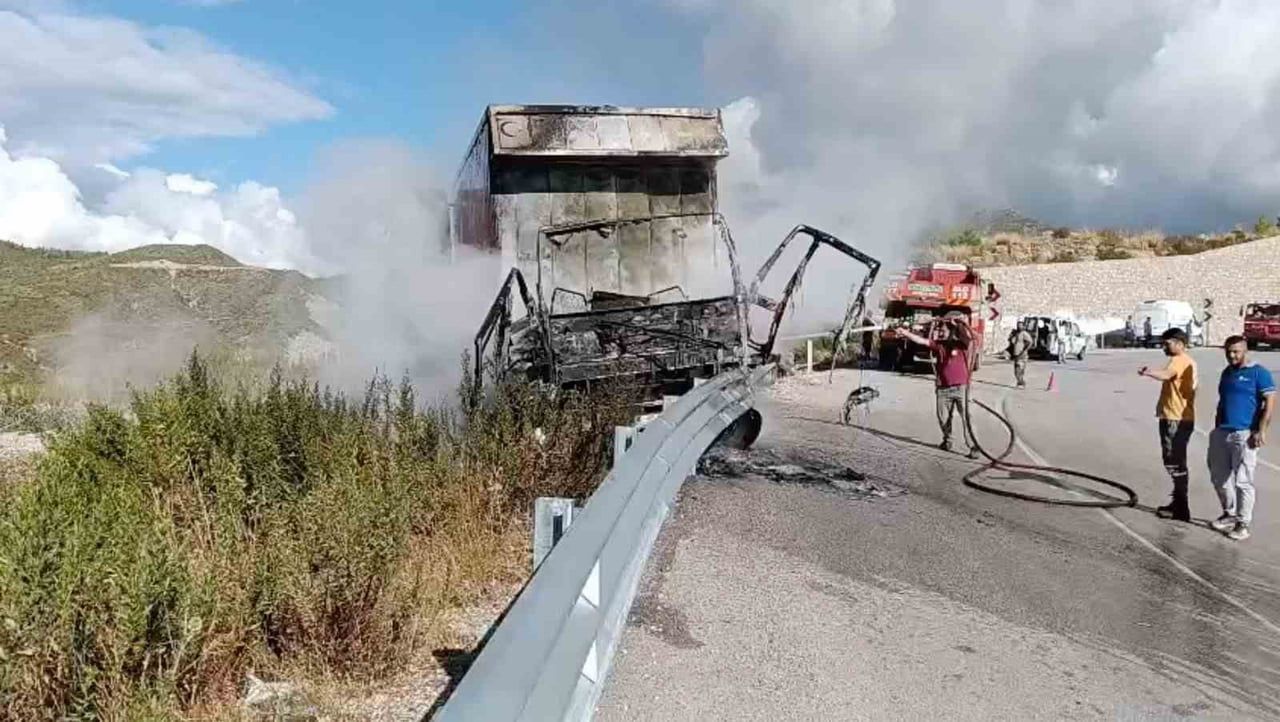 ANTALYA'NIN MANAVGAT İLÇESİNDE SEYİR HALİNDEKİ KAMYON BARİYEKRLERE ÇARPTIKTAN SONRA YANMAYA...