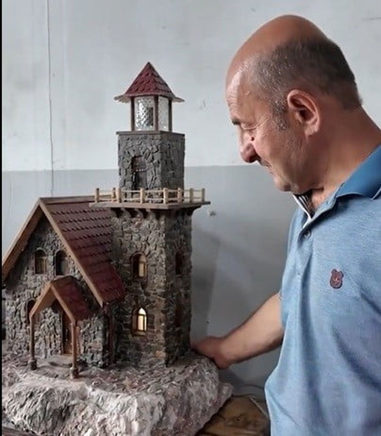 ERZİNCAN'DA YAŞAYAN EMEKLİ ELEKTRİK USTASI MEHMET AKYÜZ, DOĞADAN TOPLADIĞI TAŞLARI İŞLEYEREK...