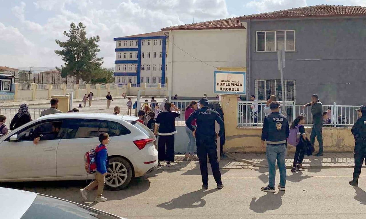 GAZİANTEP’İN ARABAN İLÇESİNDEKİ OKULLARIN ÇEVRELERİNDE GÜVENLİK ÖNLEMLERİ ARTIRILIRKEN, TRAFİK VE...