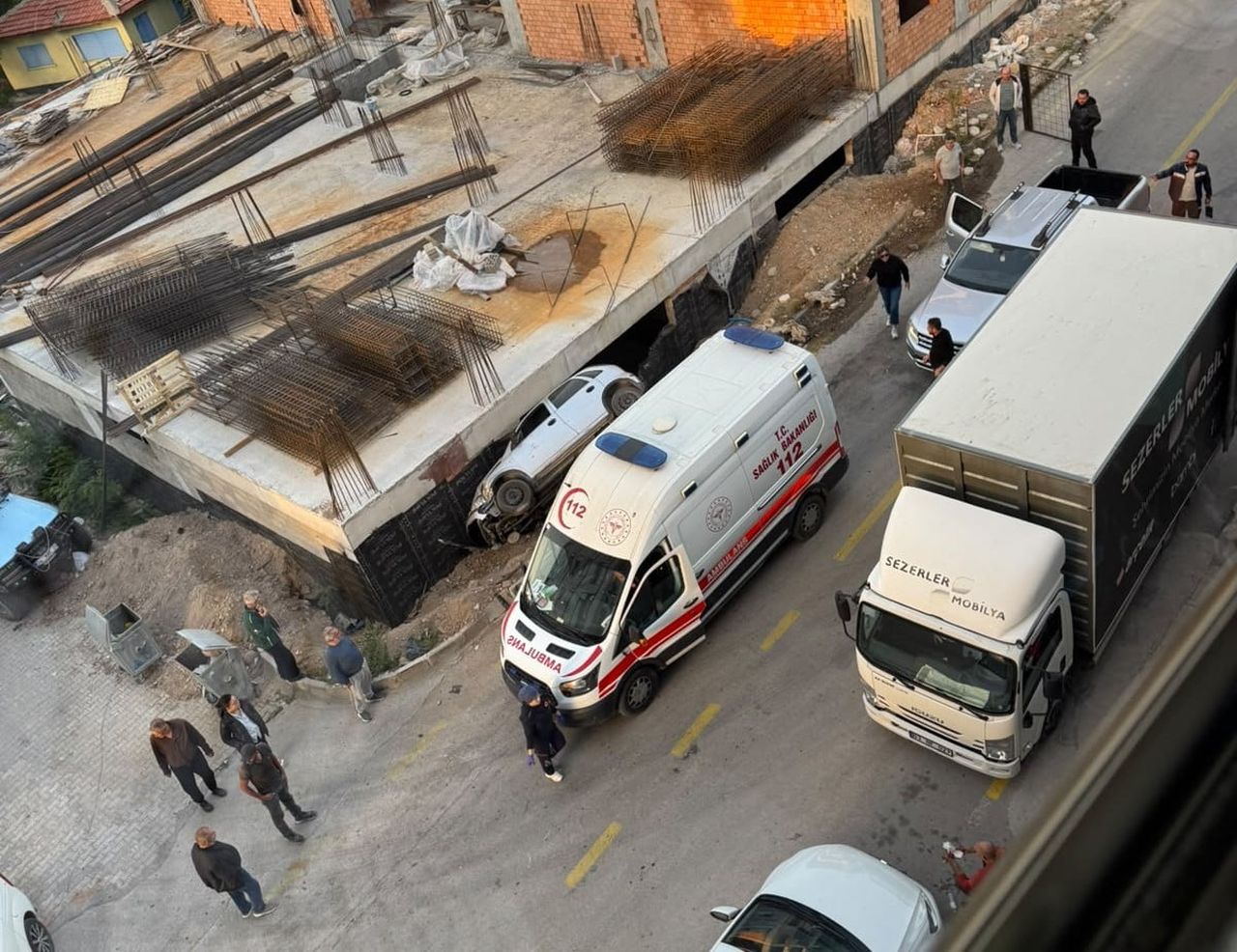 AFYONKARAHİSAR'DA KONTROLDEN ÇIKAN OTOMOBİL, BİR İNŞAATIN TEMELİNE DÜŞTÜ