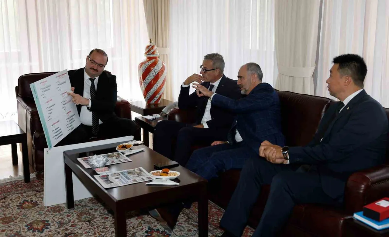 ULUSLARARASI ÜNİVERSİTE SPORLARI FEDERASYONU (FISU) CEO’SU MATTHİAS REMUND, FISU SPOR KOORDİNATÖRÜ...