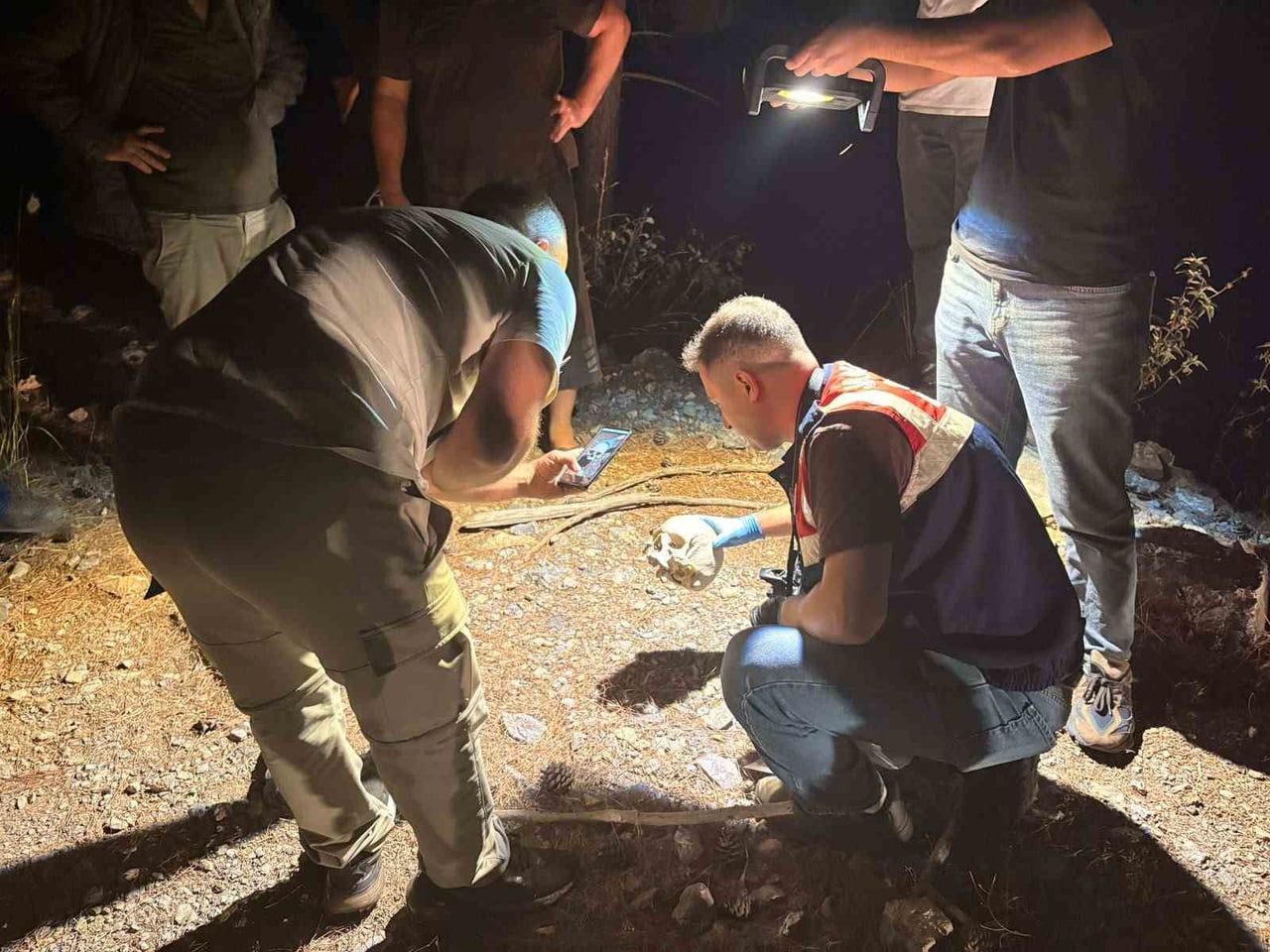 ANTALYA'NIN GAZİPAŞA İLÇESİNDE HAYVANLARINI OTLATAN BİR ÇOBAN TARAFINDAN ORMANLIK ALANDA BULUNAN...