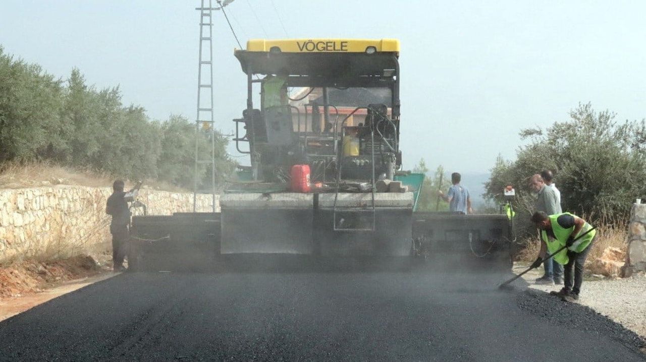AKDENİZ BELEDİYESİ, İLÇEYE BAĞLI MAHALLELERDE ULAŞIM KONFORUNU ARTIRMAK AMACIYLA SICAK VE SOĞUK...
