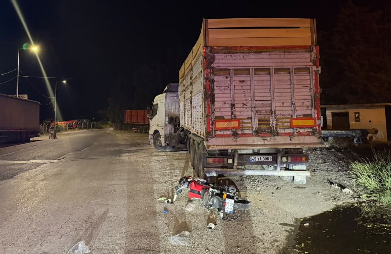 MANİSA’NIN SALİHLİ İLÇESİNDE MOTOSİKLETİN PARK HALİNDEKİ TIR’IN DORSESİNE ARKADAN ÇARPMASI SONUCU...