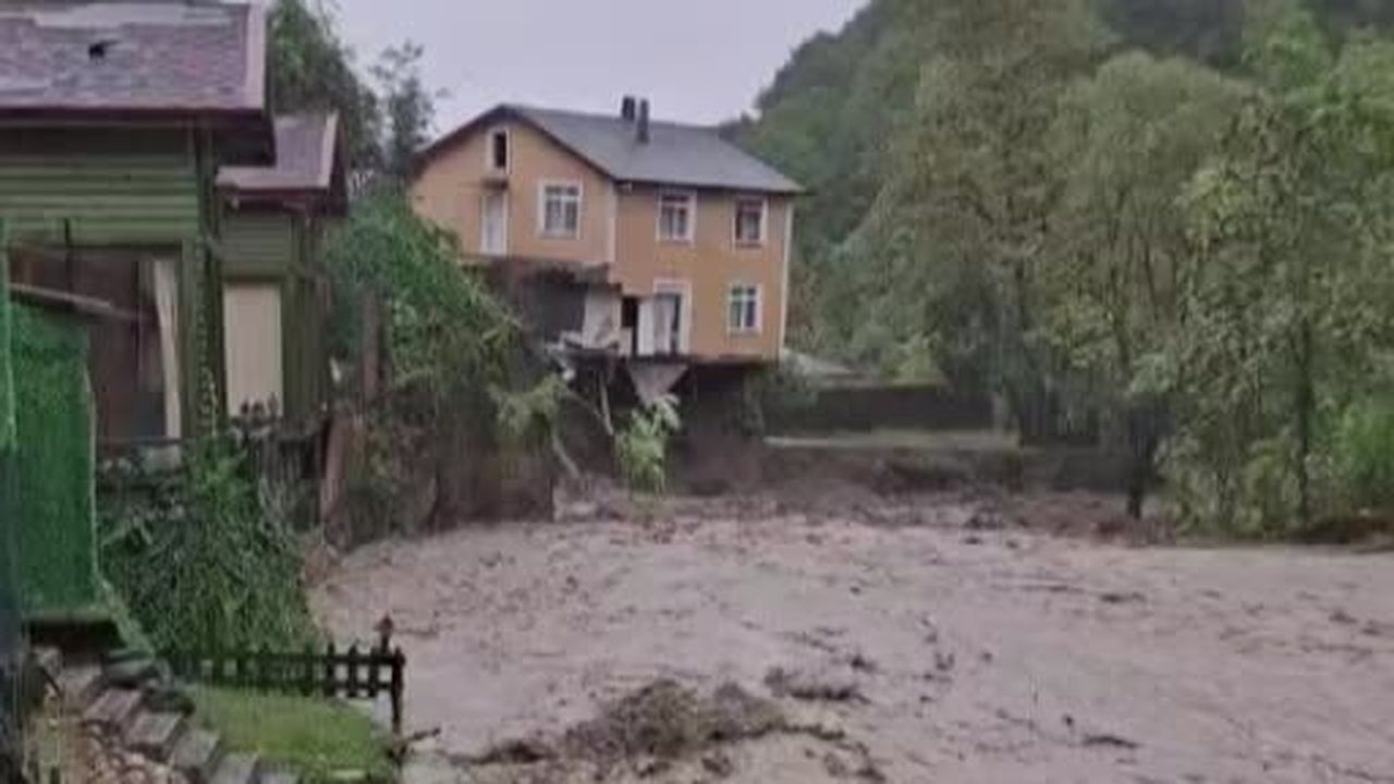 Sel suları dere kenarındaki evi böyle yıktı