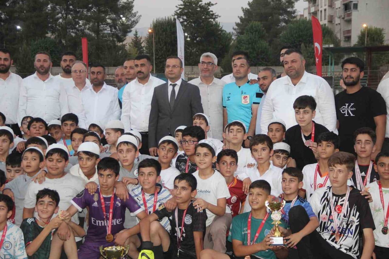 CİZRE'DE YAZ KUR'AN KURSLARI FUTBOL TURNUVASI HEYECANI SONA ERDİ