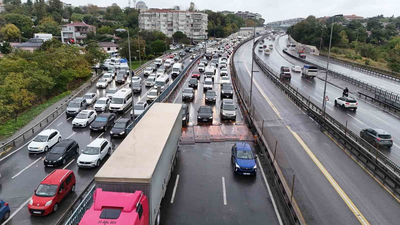KİLOMETRELERCE ARAÇ KUYRUĞU OLUŞURKEN, SÜRÜCÜLER TEPKİ GÖSTERDİ. TRAFİK HAVADAN DRON İLE...