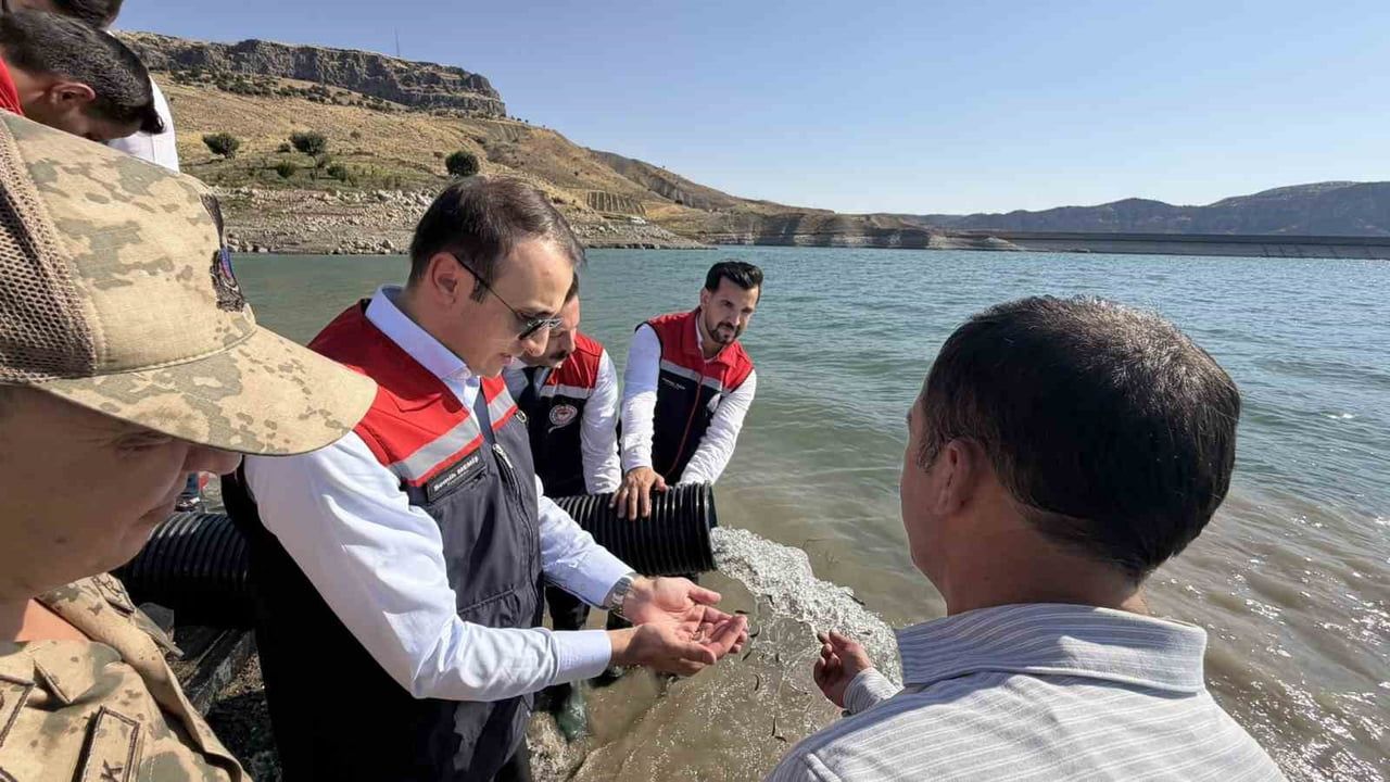 ŞIRNAK’IN GÜÇLÜKONAK İLÇESİNDE, “İÇ SULARI BALIKLANDIRMA PROJESİ” KAPSAMINDA ILISU BARAJ GÖLÜ’NE...