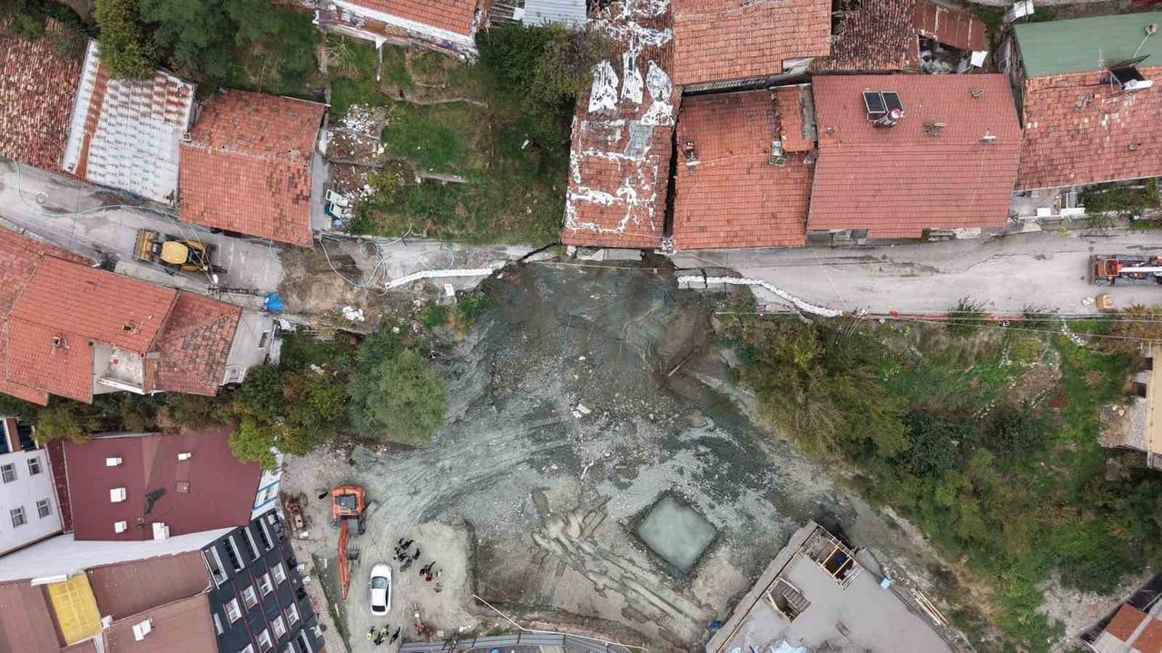 TOKAT’TA BİR İNŞAAT ALANININ YANINDA BULUNAN YOLUN ÇÖKMESİ ÜZERİNE İKİ KATLI APARTMAN TEDBİR...