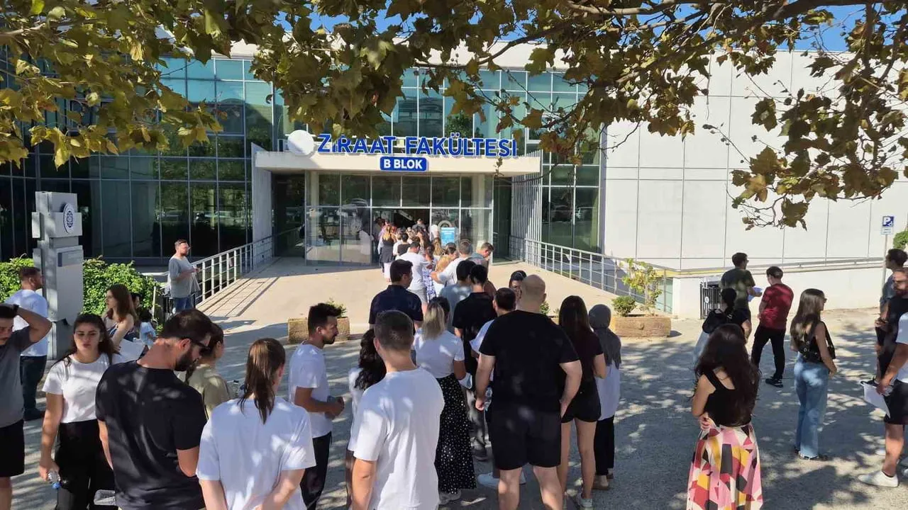 ADAYLAR SINAV SALONLARINDA TER DÖKERKEN, YAKINLARI İSE DIŞARIDA HEYECANLI BEKLEYİŞİNİ...