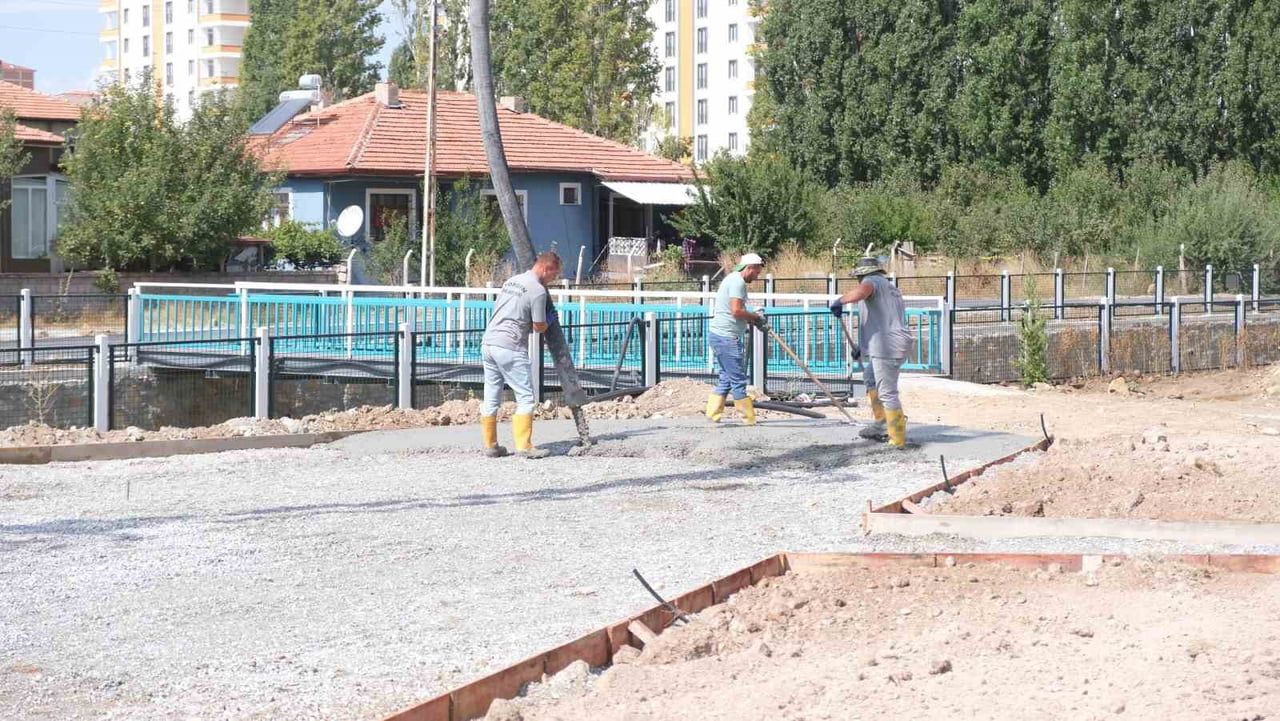 SORGUN BELEDİYESİ, İLÇE GENELİNDE YAŞAM KALİTESİNİ ARTIRMAYA YÖNELİK ÇALIŞMALARINI SÜRDÜRÜYOR....