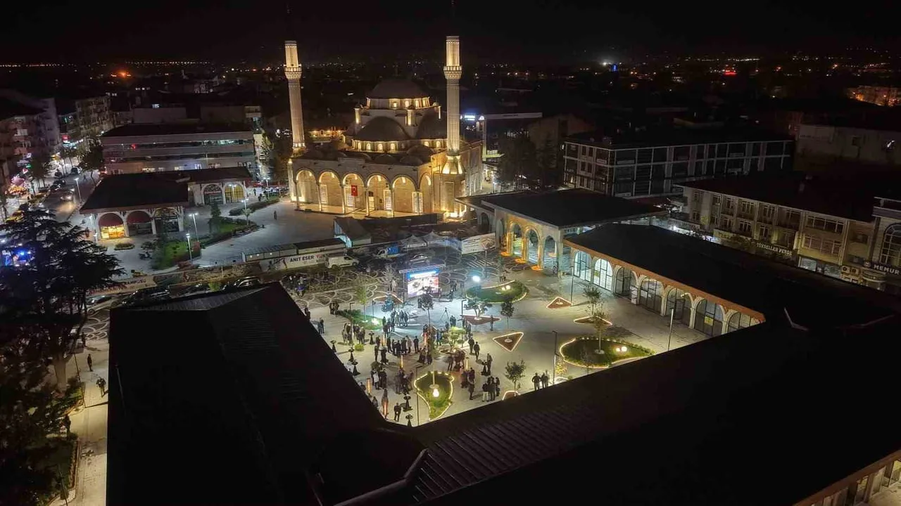 CEDİDİYE KENT MEYDANI 2. ETAP PROJESİ KAPSAMINDA YAPIMI TAMAMLANMA AŞAMASINA GELEN 51 ÇARŞI...