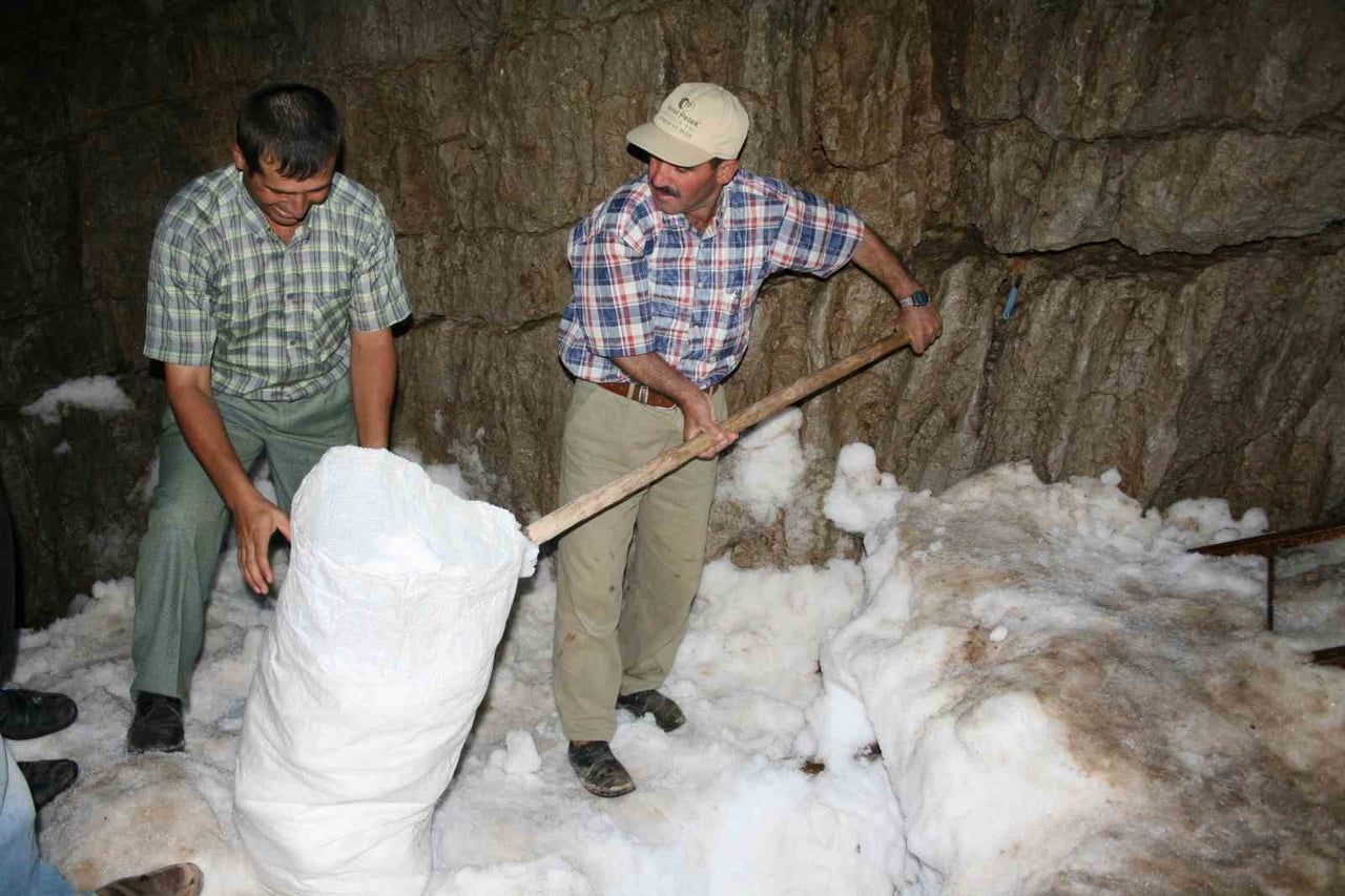 DOĞAL BİR BUZDOLABI GÖREVİ GÖREN KAR OBRUKLARINDA AYLARCA BEKLETİLEN PEYNİRLER, KENDİNE ÖZGÜ...