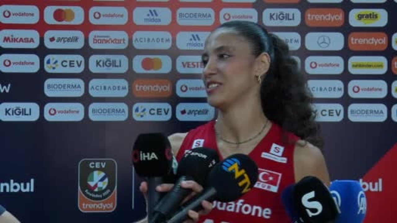 A Milli Kadın Voleybol Takımı oyuncusu Deniz Uyanık, Macaristan ile oynanan maçın ilk setlerinde...