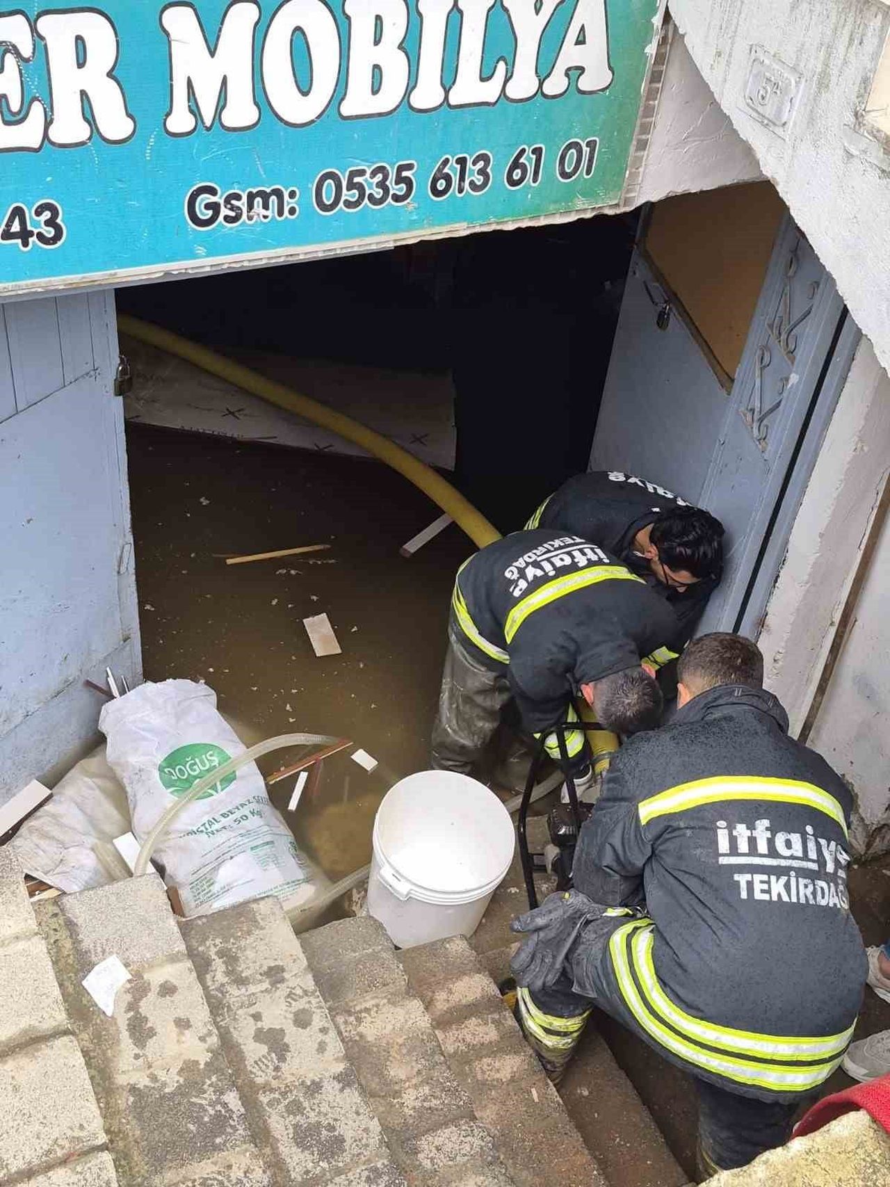 İSTANBUL'DA ETKİLİ OLAN ŞİDDETLİ YAĞIŞIN ARDINDAN YAŞANAN SEL, SU BASKINI VE HEYELANLAR NEDENİYLE...