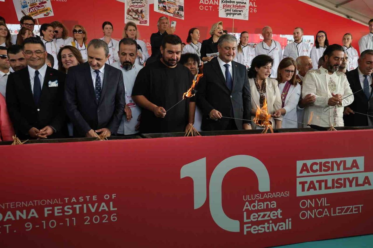 ADANA'DA BU SENE 10'UNCUSU DÜZENLENEN ULUSLARARASI ADANA LEZZET FESTİVALİ DEV MANGAL ATEŞİNİN...