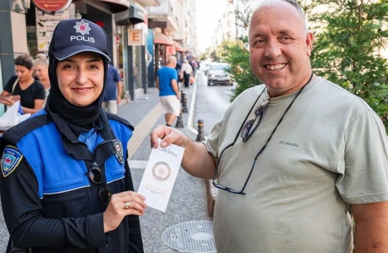 SİNOP'TA POLİS EKİPLERİ, SAKARYA CADDESİ ÜZERİNDE ESNAF VE VATANDAŞLARA YÖNELİK BİLGİLENDİRME...