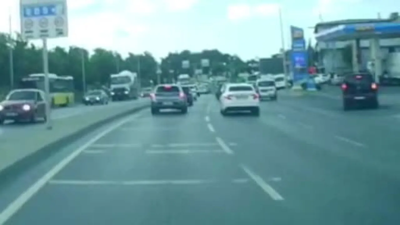 Arnavutköy’de araçların arasından ilerleyen motosikletli araca böyle çarptı