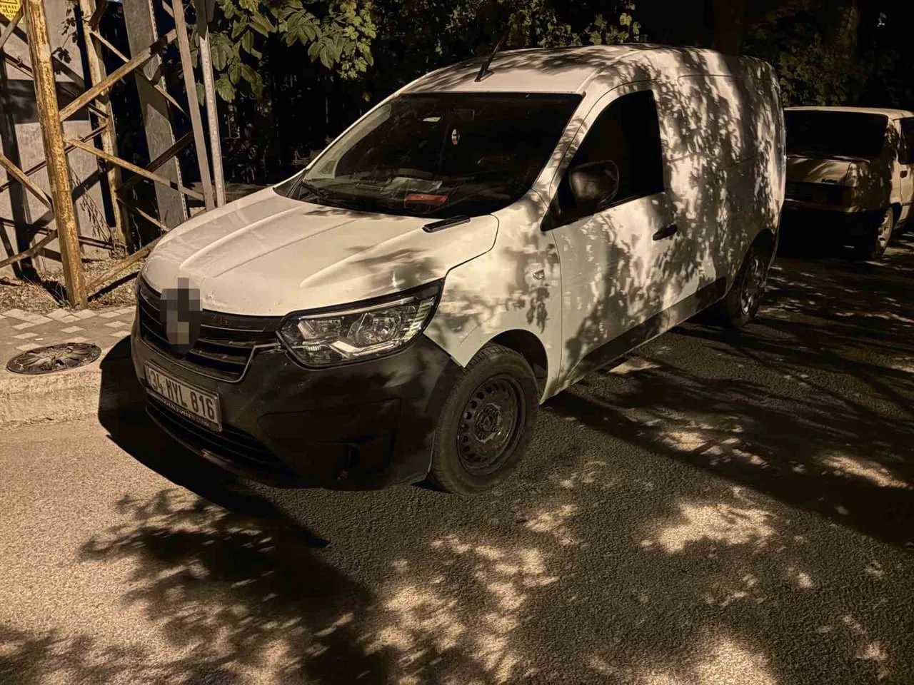 KAYSERİ’NİN MELİKGAZİ İLÇESİNDE KAMYONET SÜRÜCÜSÜ, ARAÇLARIN ÇİFT YÖNLÜ PARK EDİLDİĞİ YOLDAN...