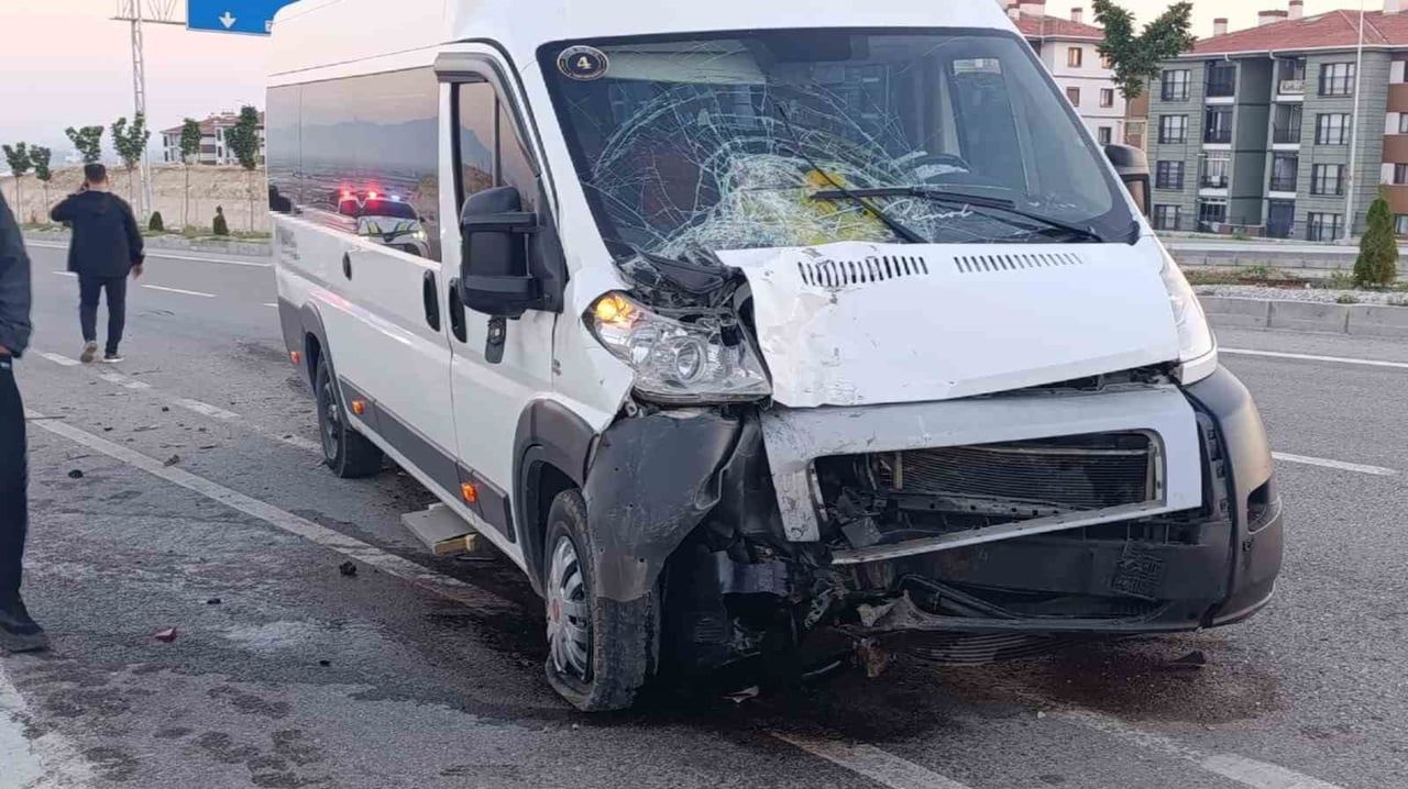 KARAMAN'DA SERVİS MİNİBÜSLERİNİN ÇARPIŞMASI SONUCU MEYDANA GELEN TRAFİK KAZASINDA 1 KİŞİ...