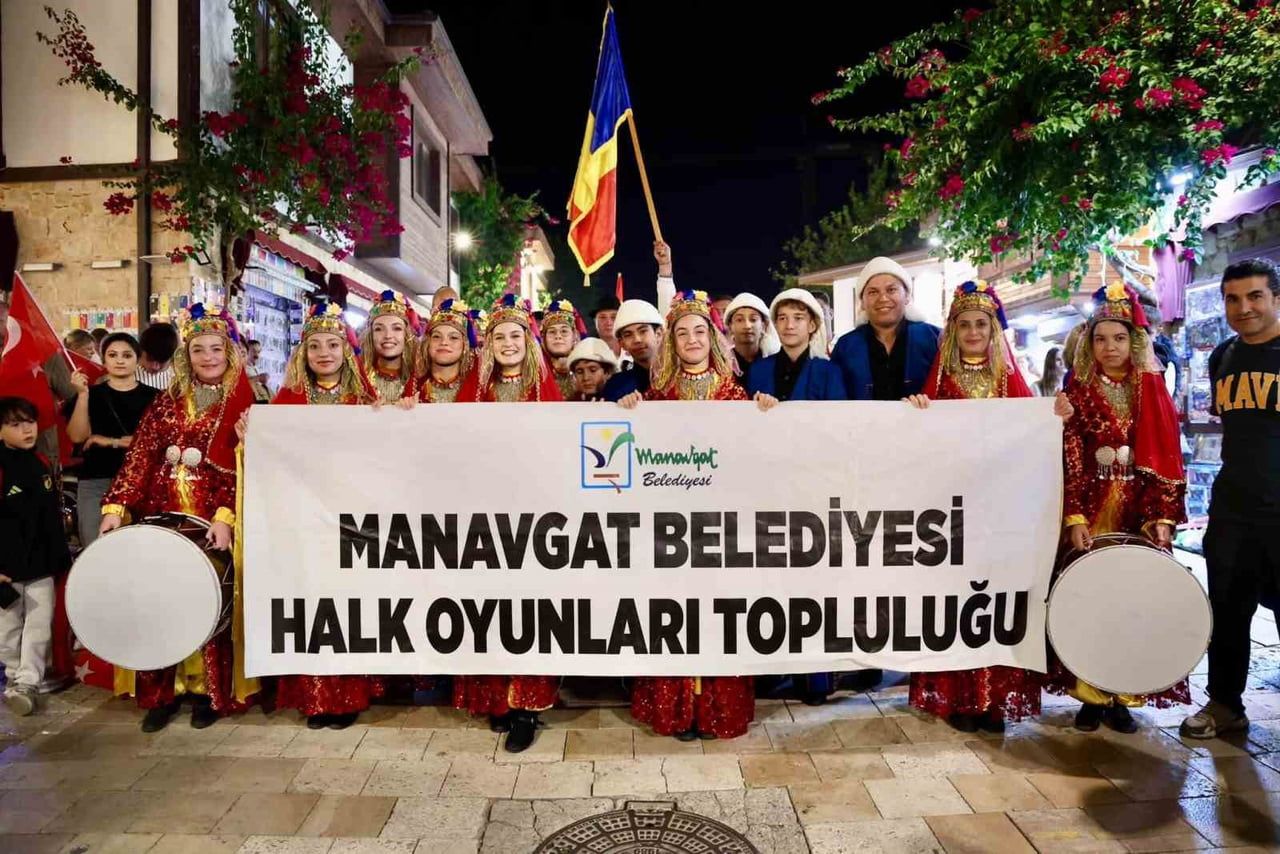 MANAVGAT'TA 10. ULUSLARARASI HALK DANSLARI FESTİVALİ KORTEJ YÜRÜYÜŞÜ YAPILDI
