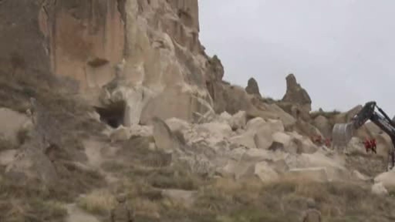 Kapadokya'da peribacası yıkıldı: Ölü ve yaralılar var