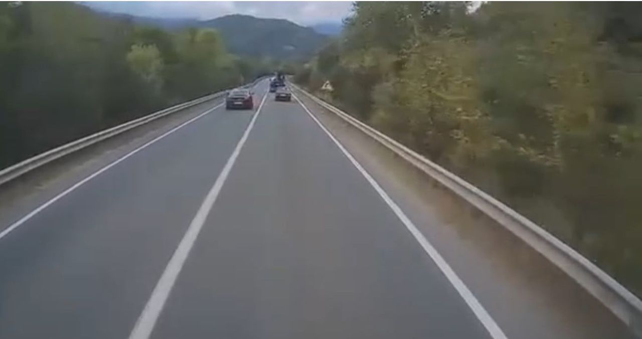 KARABÜK'ÜN YENİCE İLÇESİNDE ÖNÜNDEKİ ARACI HATALI ŞEKİLDE SOLLAYAN OTOMOBİL SÜRÜCÜSÜNÜN KARŞI...