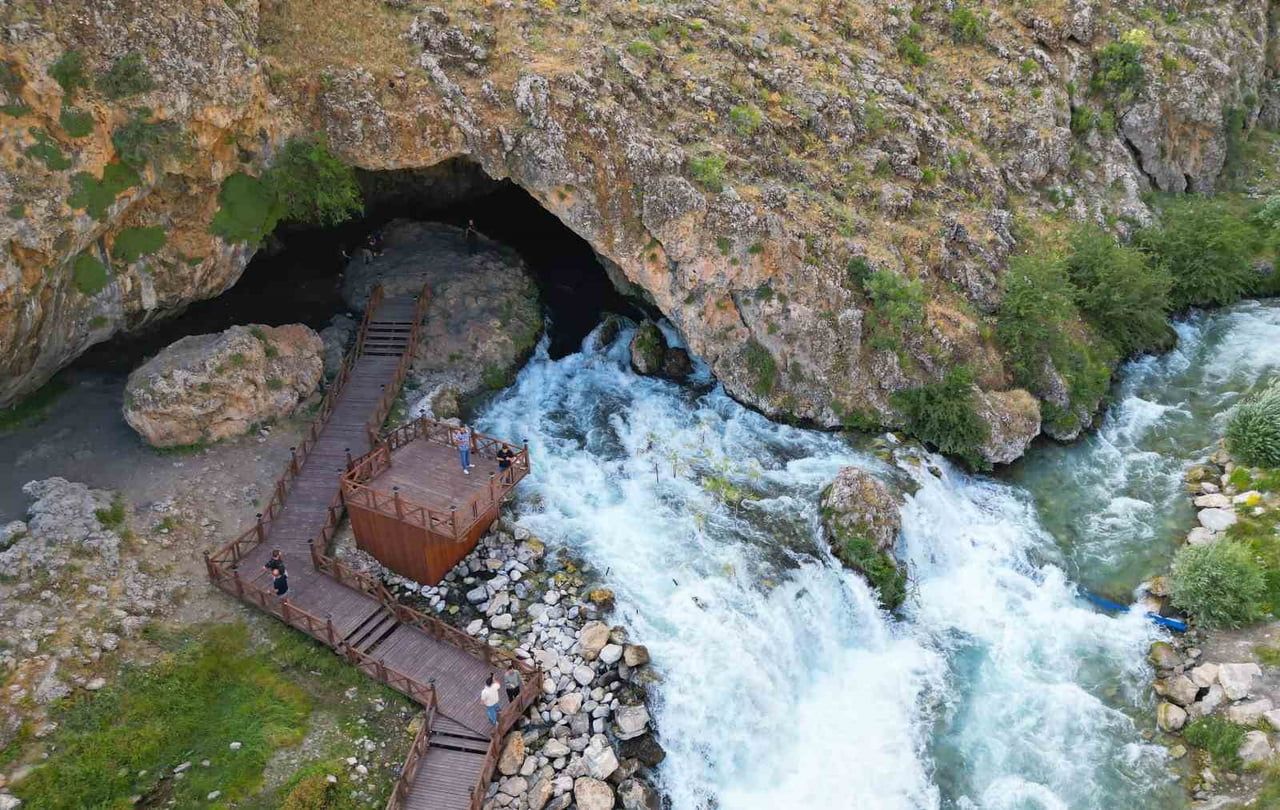 BAHÇESARAY İLÇESİ, YAZIN SON GÜNLERİNDE GÜR AKAN DERELERİ, YEMYEŞİL DOĞASI VE DOĞAL YAŞAMIYLA...