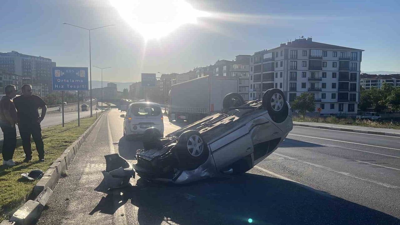 ÇORUM'DA SÜRÜCÜSÜNÜN DİREKSİYON HAKİMİYETİNİ KAYBETTİĞİ OTOMOBİLİN ORTA REFÜJE ÇARPARAK TAKLA...