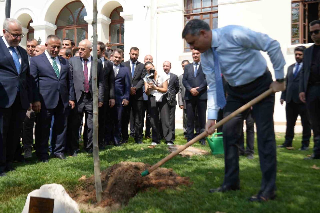BAKANI ÇİFTÇİ, ADINI TAŞIYAN ÇINAR FİDANINI DİKEREK CAN SUYU VERDİ