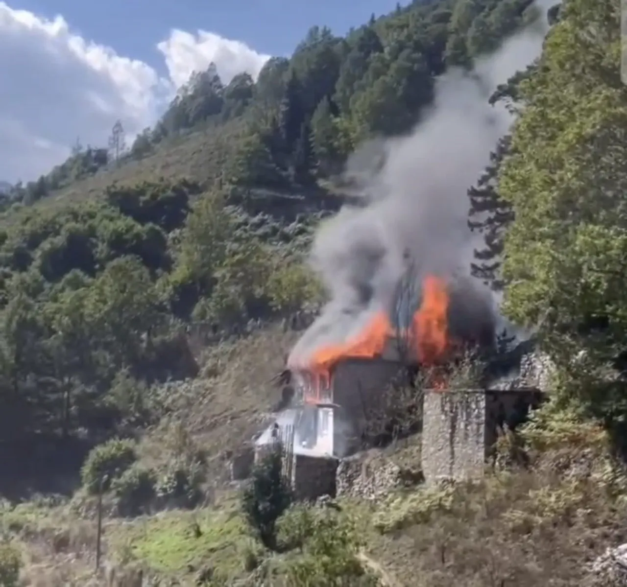 TRABZON'UN ÇAYKARA İLÇESİNDE ÇIKAN YANGINDA BİR EV YANARAK KÜL OLDU.