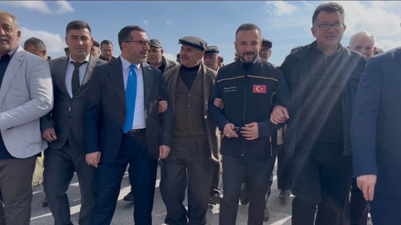 KARS’TA KÖY YOLLARINDA BETON YOL ÇALIŞMALARI SÜRÜYOR(KARS-İHA)