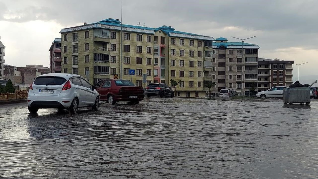 METEOROLOJİ 12. BÖLGE MÜDÜRLÜĞÜ; ERZURUM, ARDAHAN VE ÇEVRELERİNDE YEREL KUVVETLİ YAĞIŞ UYARISI...