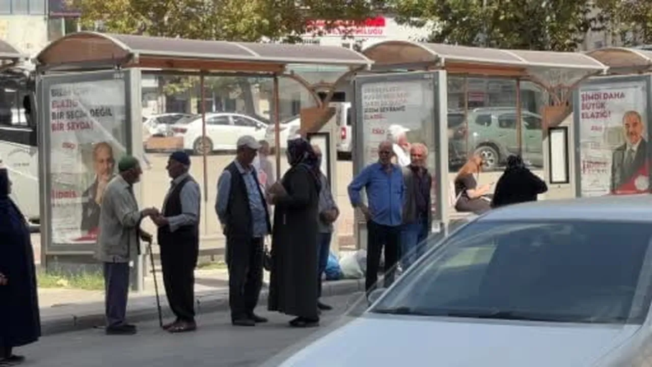 Güneydoğu'daki deprem Elazığ'da vatandaşları sokağa döktü