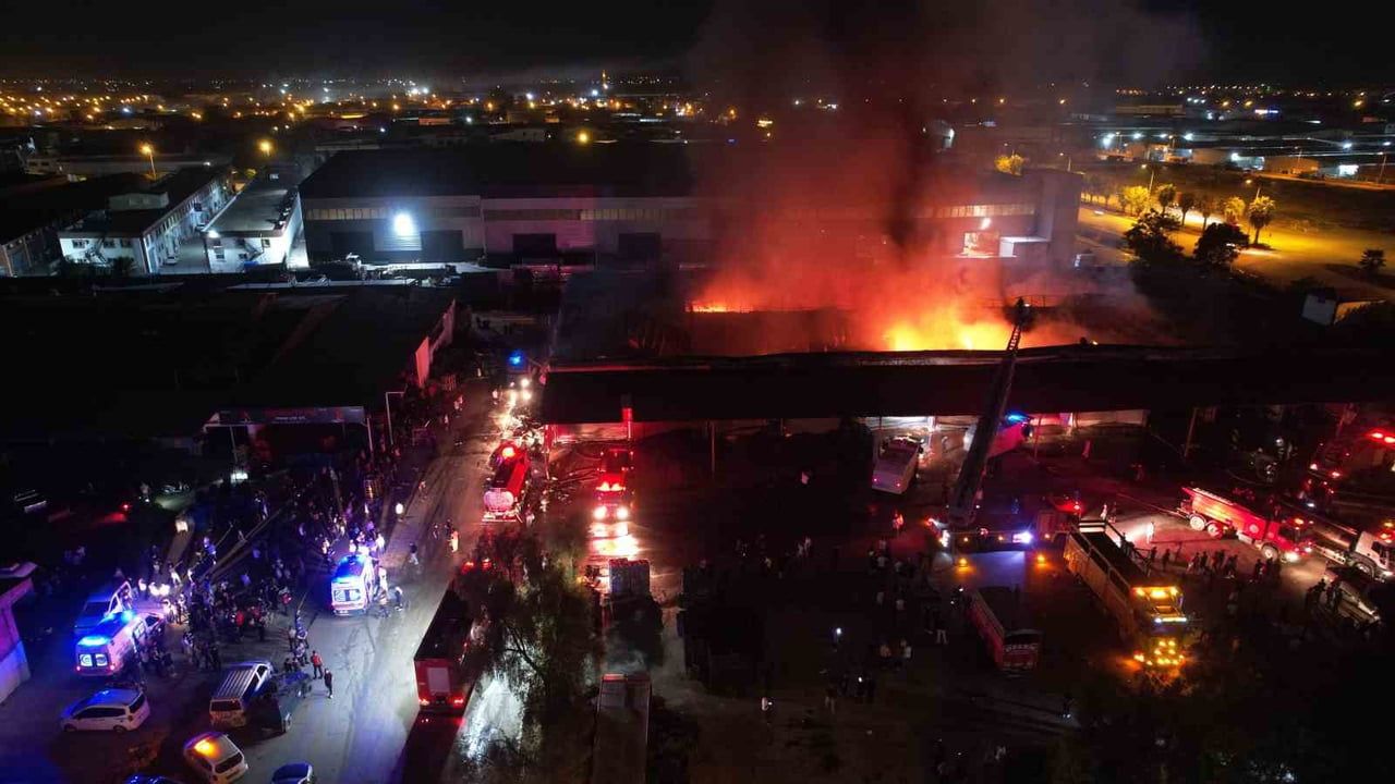 ADANA’DA SEBZE VE MEYVE HALİNDEKİ BİR İŞ YERİNDE BAŞLAYAN YANGIN 14 İŞ YERİNE DAHA SIÇRADI. 15 İŞ...