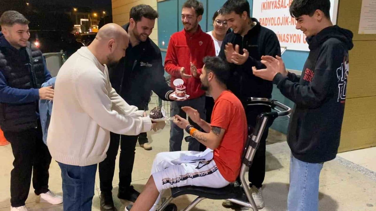 BURSA’NIN İNEGÖL İLÇESİNDE İKİ OTOMOBİLİN ÇARPIŞTIĞI KAZADA YARALANAN GENÇ SÜRÜCÜYE, HASTANEDE...