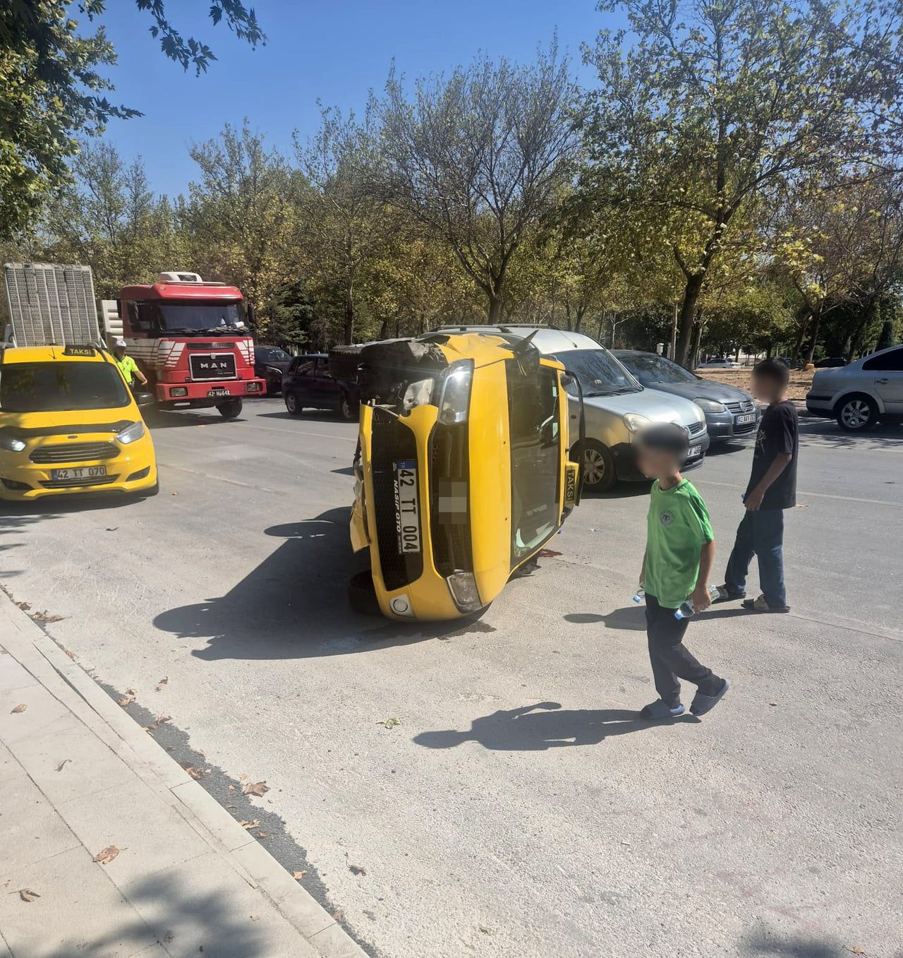 KONYA'NIN İKİ ARACIN KARIŞTIĞI TRAFİK KAZASINDA TİCARİ TAKSİ YOL ORTASINA DEVRİLİRKEN, DİĞER ARAÇ...