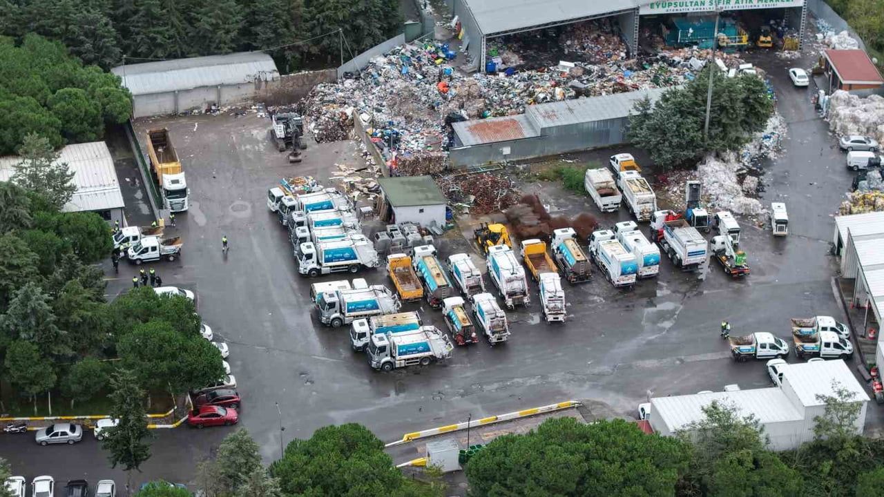 GARAJDA BEKLETİLEN ÇOK SAYIDA ARAÇ HAVADAN GÖRÜNTÜLENDİ.