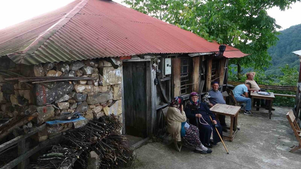 GİRESUN’UN GÖRELE İLÇESİNDE, YAKLAŞIK 70 YILDIR YAYLA YOLUNDAKİ TAŞ KAHVEHANESİNİ AÇIK TUTARAK...