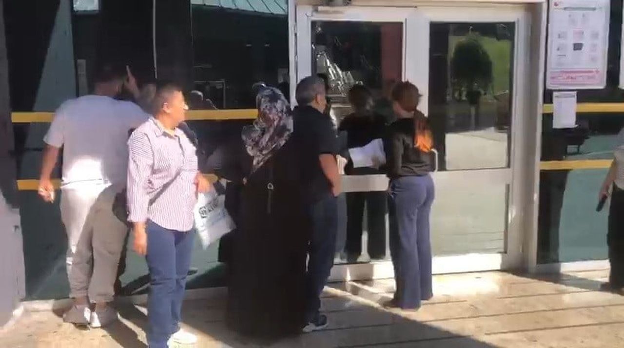 KARABÜK'TE KAMU PERSONEL SEÇME SINAVI'NA (KPSS) GİRMEK İÇİN SINAV MERKEZİNE GELEN GENÇ KIZ...