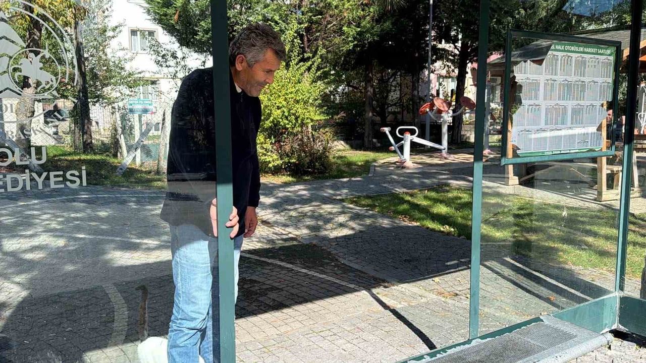 BOLU’DA KİMLİĞİ BELİRSİZ KİŞİ YA DA KİŞİLER, OTOBÜS DURAĞININ CAMINI KIRDI. SABAH SAATLERİNDE FARK...