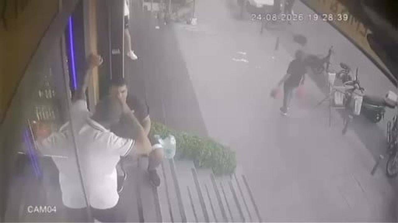 Küçükçekmece'de mağazadan elbise çalmaya çalışan kadını esnaf yakaladı