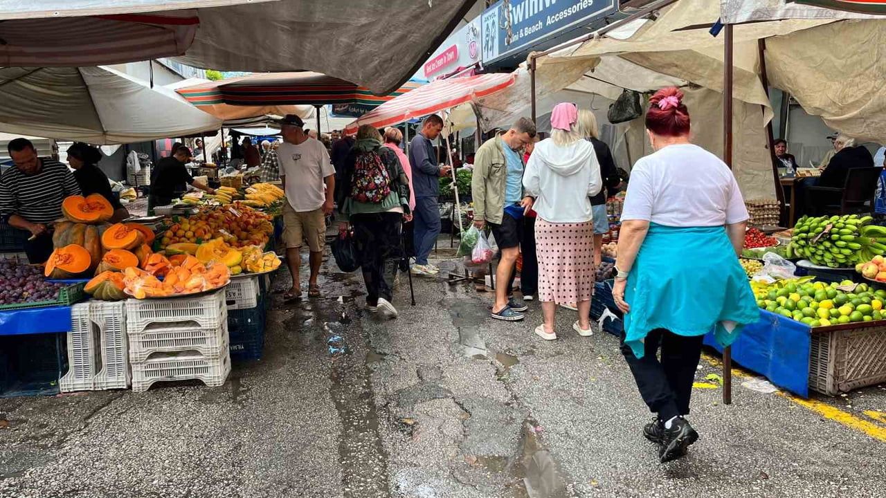 PAZARA ALIŞVERİŞ İÇİN GELEN VATANDAŞLAR DA YAĞIŞ NEDENİYLE ZOR ANLAR YAŞADI. PAZARCILAR TIKANAN...