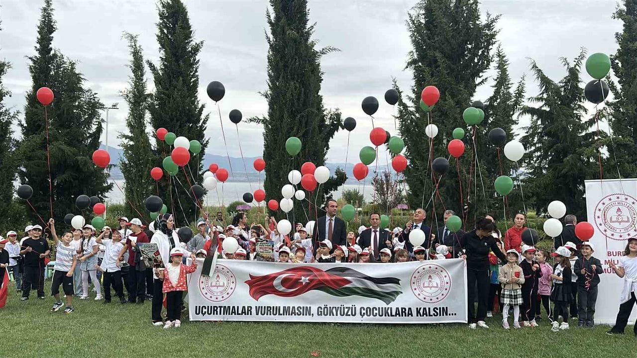 BURDUR’DA YENİ EĞİTİM ÖĞRETİM YILININ İLK GÜNLERİNDE DÜZENLENEN ETKİNLİKTE, GAZZE’DEKİ ÇOCUKLARA...