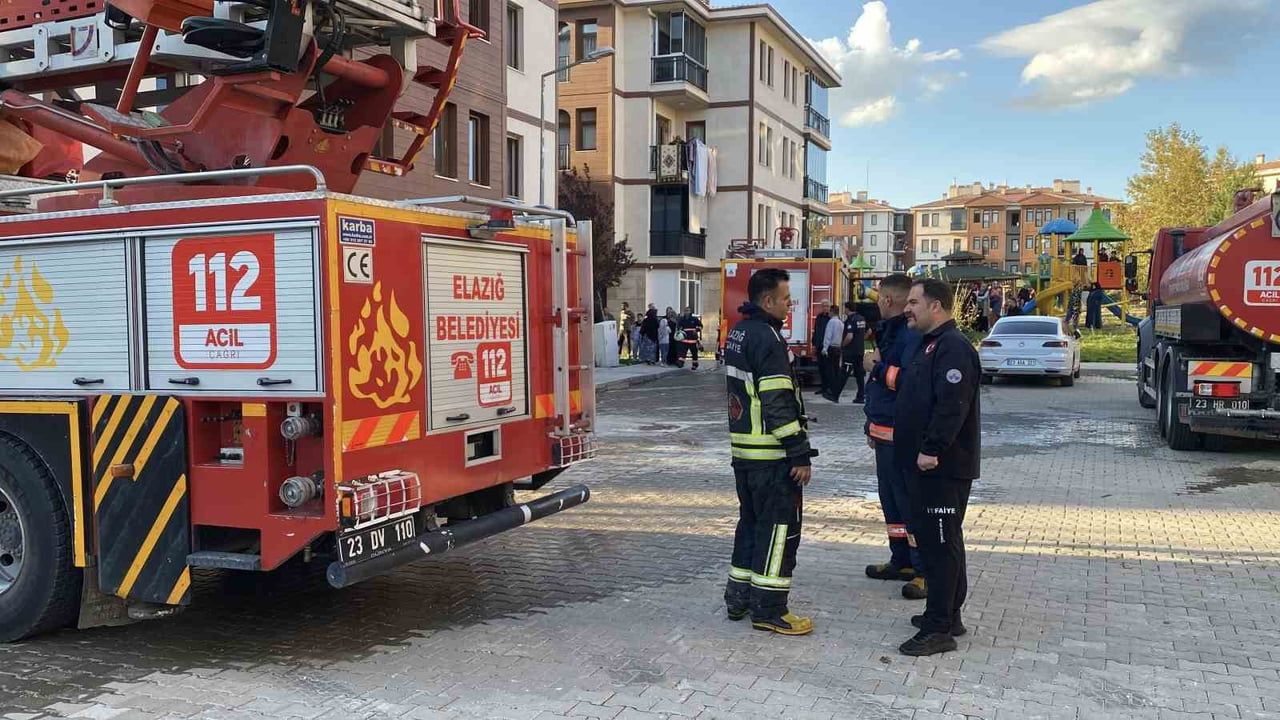 ELAZIĞ’DA BİR EVDE ÇIKAN YANGIN, İTFAİYE TARAFINDAN SÖNDÜRÜLDÜ.