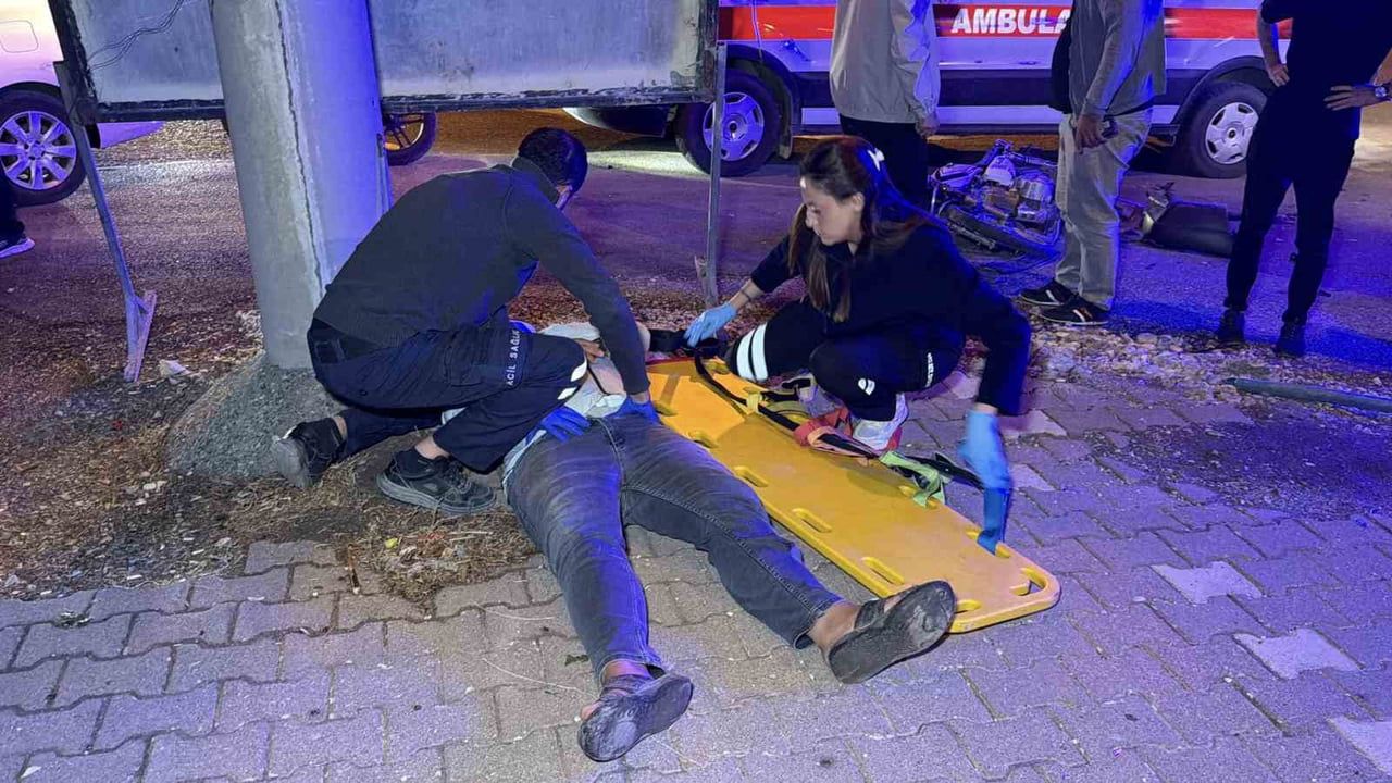 ADIYAMAN’DA MOTOSİKLET İLE OTOMOBİLİN ÇARPIŞMASI SONUCU MEYDANA GELEN KAZADA 2 KİŞİ...