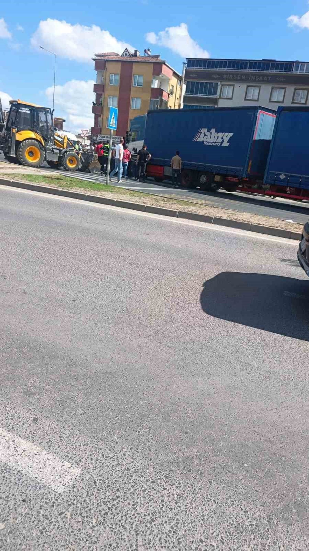 TEKİRDAĞ'DA YAYA GEÇİDİNDE TIRIN ALTINDA KALAN YAŞLI KADIN VİNÇ VE KOMPRESÖR YARDIMIYLA...