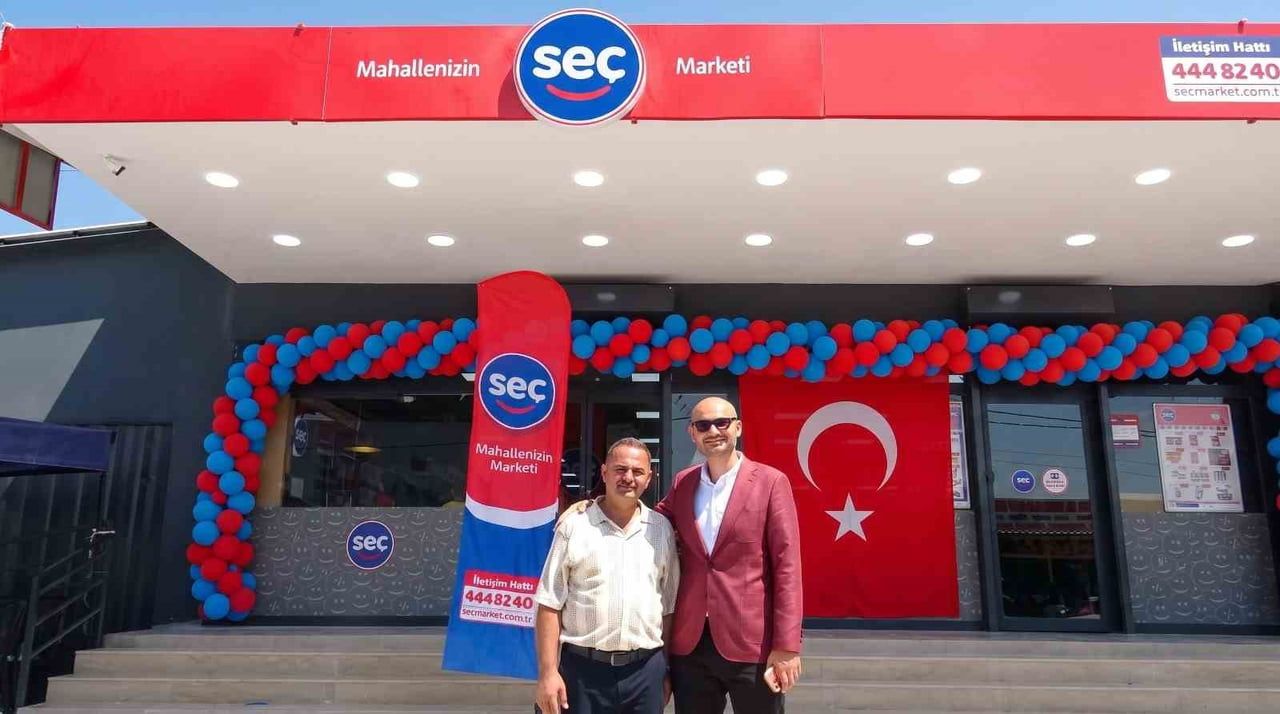 HATAY’DA DEPREMDE EVİNİ VE BAKKALINI KAYBEDEN MEHMET HAYRİ AÇIKGÖZ, SEÇ MARKET ÇATISI ALTINDA...
