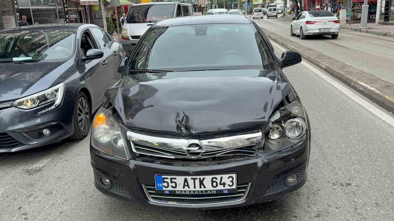 SAMSUN'UN İLKADIM İLÇESİNDE İKİ OTOMOBİLİN ÇARPIŞMASI SONUCU 1 KİŞİ YARALANDI.